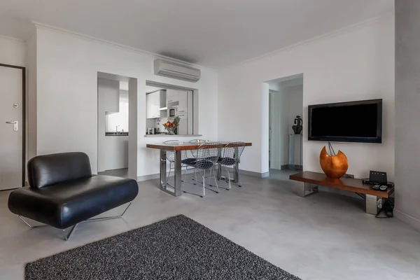 Modern lägenhet med vita väggar och ljusa grå golv — Stockfoto