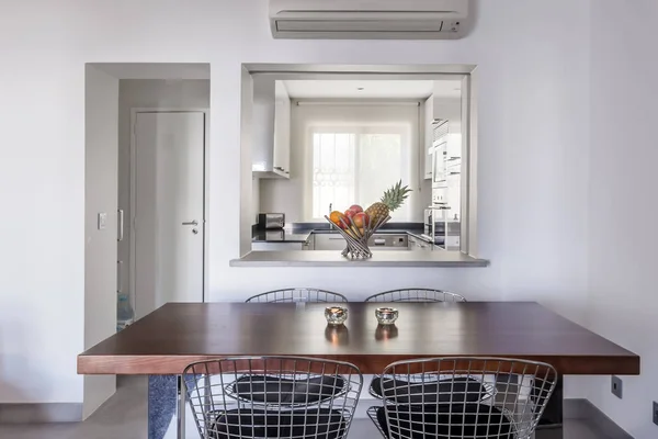 Modern lägenhet med vita väggar och ljusa grå golv — Stockfoto