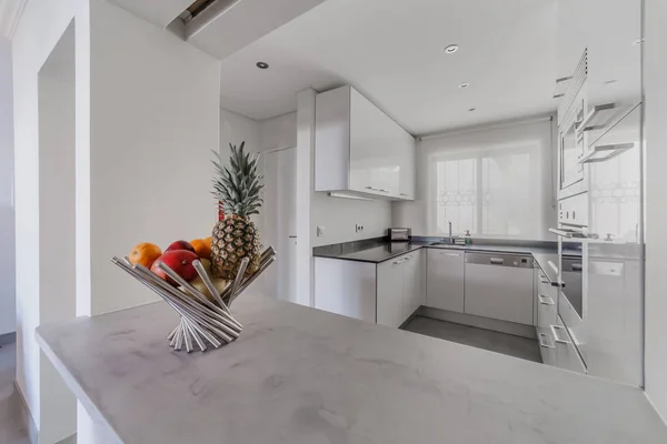Moderne Wohnung mit weißen Wänden und hellgrauem Boden — Stockfoto