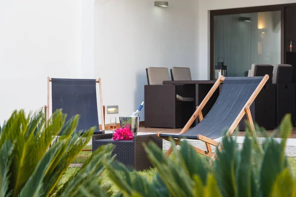 Jardín apartamento de verano con sillas y almohadas — Foto de Stock