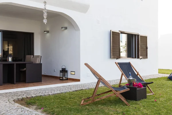 Jardín apartamento de verano con sillas y almohadas — Foto de Stock