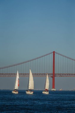 Tagus Nehri Köprüsü Lizbon, Portekiz ile yelkenli tekneler