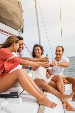 Arkadaşlar eğlenmeye nehir tekne grup