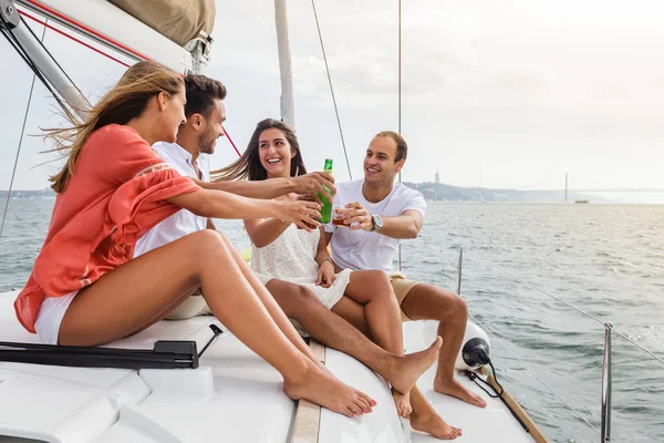 Groupe d'amis s'amuser en bateau dans la rivière — Photo