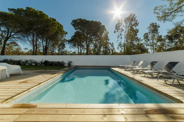 Casa moderna con piscina jardín y terraza de madera — Foto de Stock