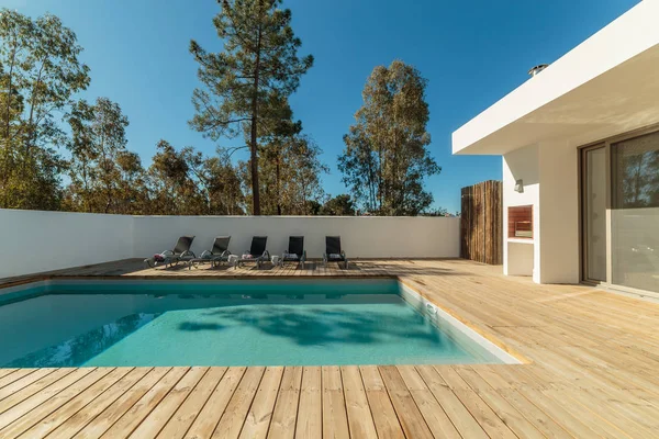 Casa moderna con piscina jardín y terraza de madera — Foto de Stock