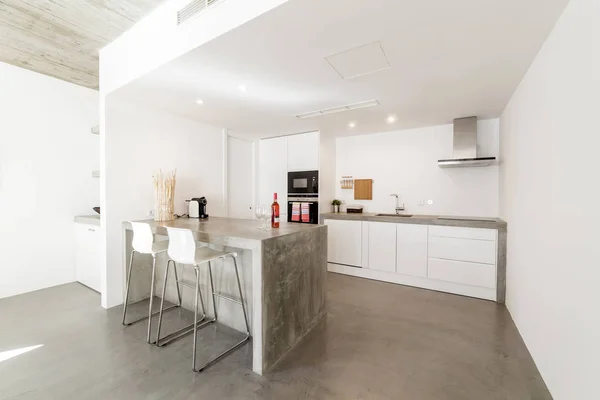 Cozinha moderna com piso de azulejo cinza e parede branca — Fotografia de Stock