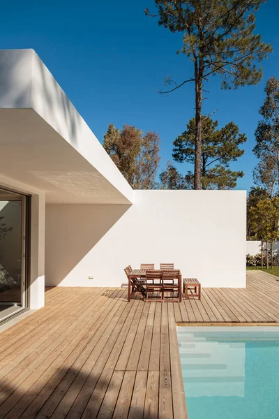 Casa moderna con piscina jardín y terraza de madera — Foto de Stock