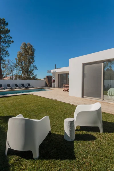 Casa moderna con piscina jardín y terraza de madera — Foto de Stock