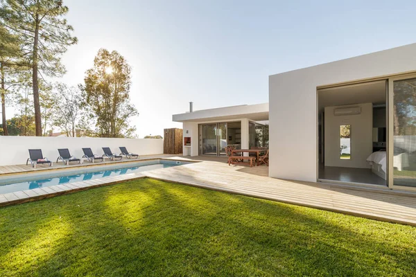 Modernt hus med trädgård pool och trädäck — Stockfoto