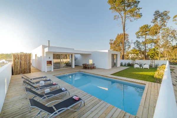 Casa moderna con piscina jardín y terraza de madera — Foto de Stock