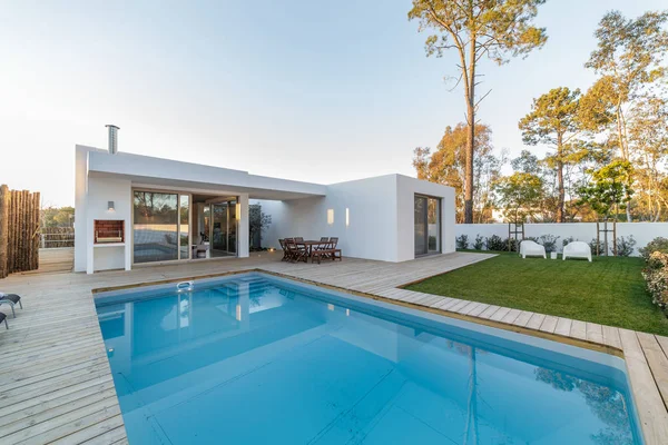 Casa moderna com piscina de jardim e deck de madeira — Fotografia de Stock