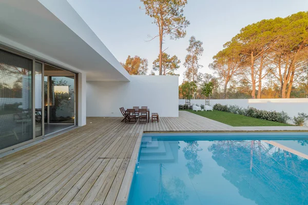 Casa moderna con piscina jardín y terraza de madera — Foto de Stock