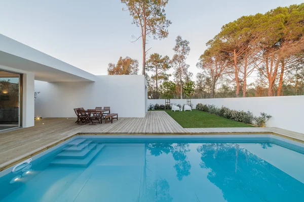 Casa moderna com piscina de jardim e deck de madeira — Fotografia de Stock