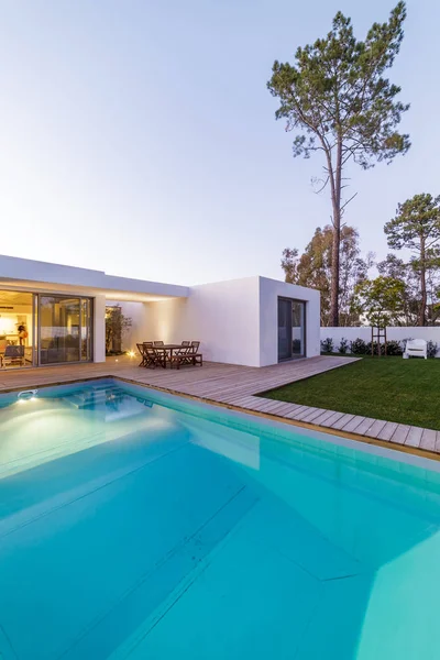 Casa moderna con piscina jardín y terraza de madera — Foto de Stock