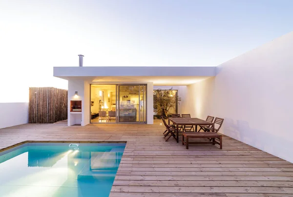 정원 수영장과 나무 갑판이 있는 현대식가옥 — 스톡 사진