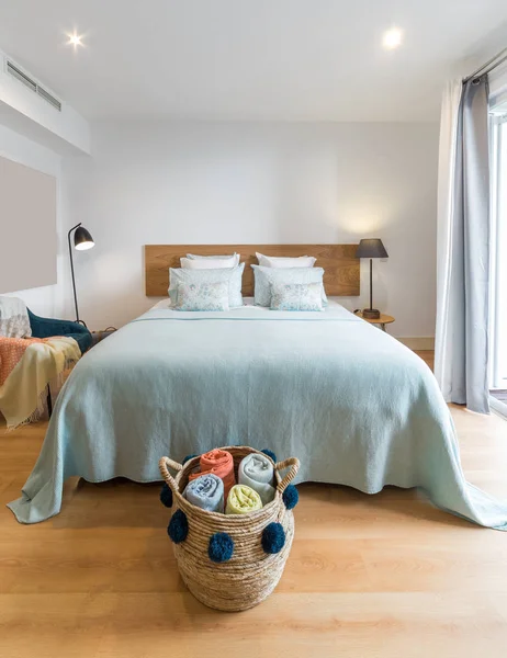 Modern tek yatak odalı ev küçük mutfak ile — Stok fotoğraf