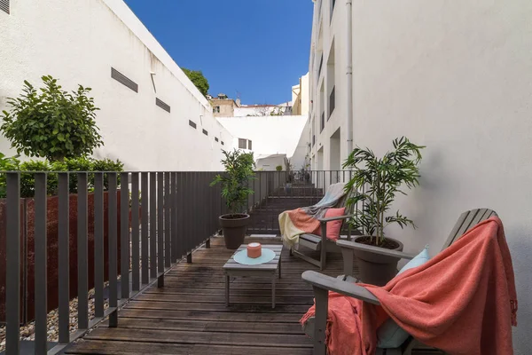 Klein balkon in midden van appartementencomplex — Stockfoto