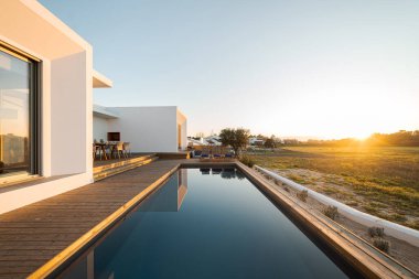 Modern villa üzerinde tahta güverte manzaralı yüzme havuzu