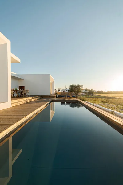 Zwembad Met Uitzicht Het Houten Dek Moderne Villa — Stockfoto