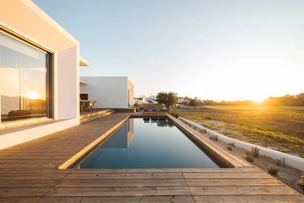 Swimmingpool Mit Blick Auf Die Holzterrasse Auf Moderne Villa — Stockfoto