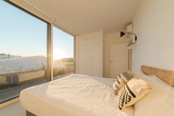 Suite Chambre Avec Lit King Size Dans Villa Moderne — Photo