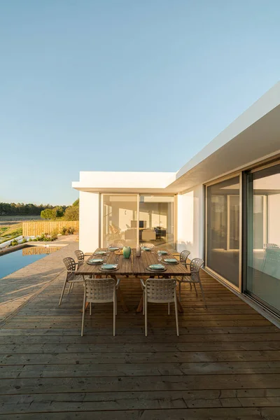 Middag Dukning Modern Villa Terrass Med Pool Och Däck — Stockfoto