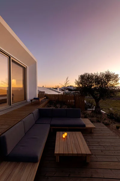 Angolo Relax Con Cuscini Coperta Nella Moderna Terrazza Della Villa — Foto Stock