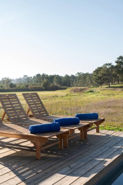 İç ve dış manzaralı, havuzu ve güvertesi olan modern villa.