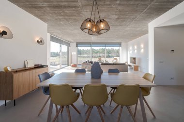 Modern villa içinde yemek masası, havuzu ve güvertesi olan.