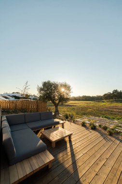 Modern villa terasında güvertede yastıkların olduğu rahat bir köşe.