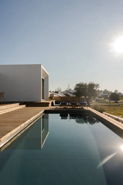 Swimmingpool Mit Blick Auf Die Holzterrasse Auf Moderne Villa — Stockfoto