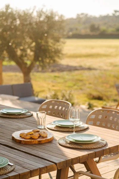 Vacsora Asztal Beállítás Modern Villa Terasz Medencével Fedélzettel — Stock Fotó