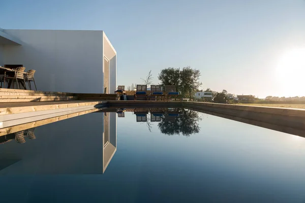 Swimmingpool Mit Blick Auf Die Holzterrasse Auf Moderne Villa — Stockfoto