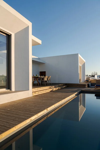 Swimming Pool Wooden Deck View Modern Villa — Stock Photo, Image