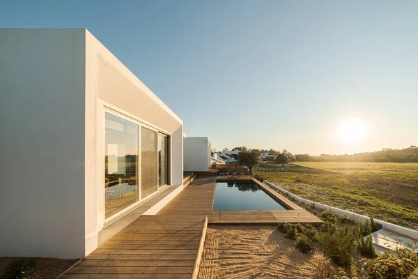 Swimmingpool Mit Blick Auf Die Holzterrasse Auf Moderne Villa — Stockfoto