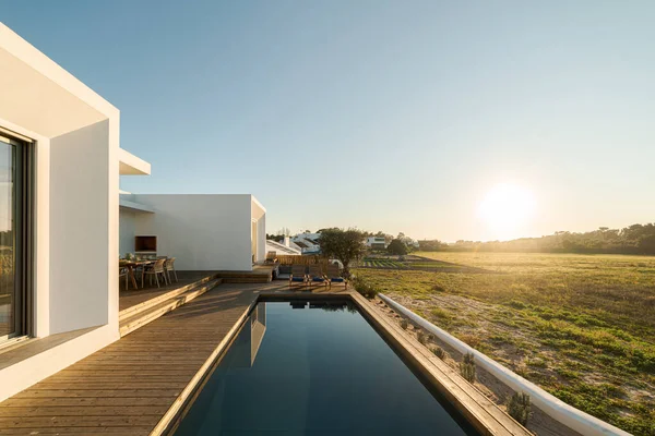 Zwembad Met Uitzicht Het Houten Dek Moderne Villa — Stockfoto