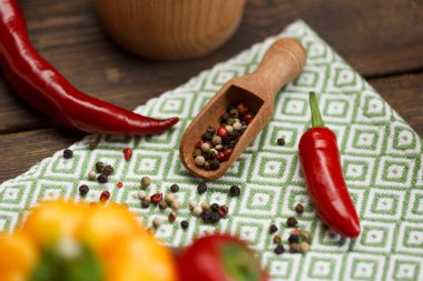 Kırmızı biber biber ve mutfak peçete üzerinde renkli biber