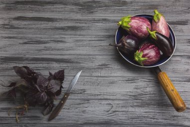 Gri ahşap tahta üzerinde ham organik sebze