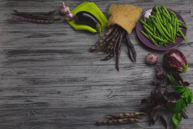 Gri ahşap tahta üzerinde ham organik sebze