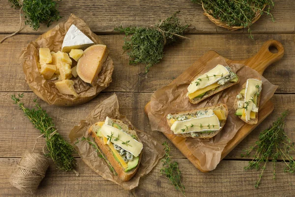 Sándwiches saludables con aguacate, queso y hierbas. En bac de madera — Foto de Stock