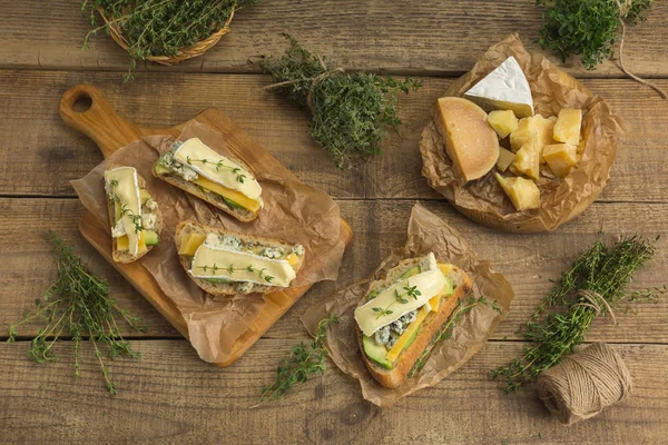 Sándwiches saludables con aguacate, queso y hierbas. En bac de madera — Foto de Stock