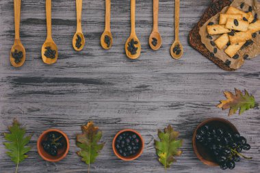 Ahşap bir zemin üzerine üzümlü kurabiye