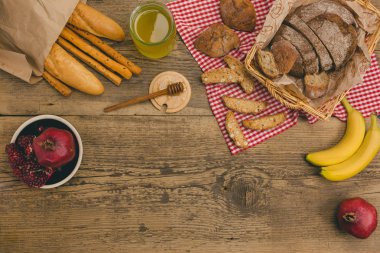 Kopya alanı ile ahşap masa üzerinde sağlıklı atıştırmalıklar.