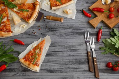 Kiraz ahşap tablo ile lezzetli pizza