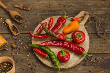 biber ahşap arka plan üzerinde çeşitli. 