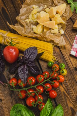 Makarna arka plan. Sebze ve otlar ile kuru spagetti 