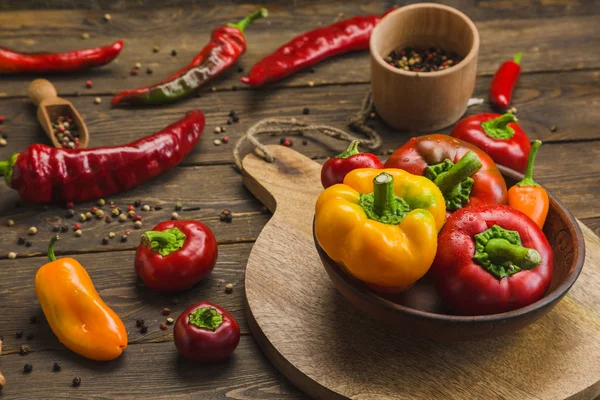 biber ahşap arka plan üzerinde çeşitli. 