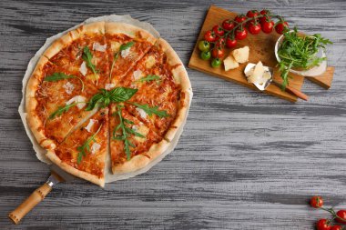 Kiraz ahşap tablo ile lezzetli pizza