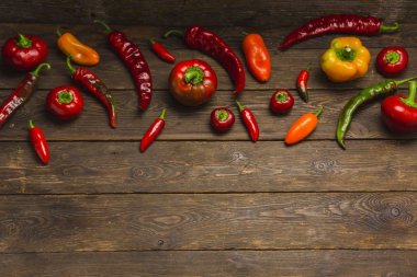 biber ahşap arka plan üzerinde çeşitli. 